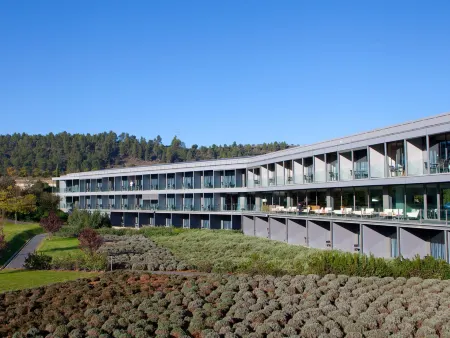 Hotel Món Sant Benet Отели в г. Bages