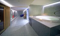 Axor Feria Hotel - Free Airport Shuttle Bus - spa