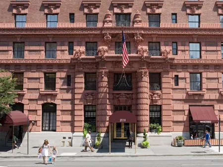 Hotel Lucerne Отели рядом с достопримечательностью «Church of the Intercession»