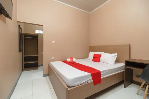 RedDoorz Syariah near Siloam Hospitals Bulak Kapal Hotel di Tambun Selatan