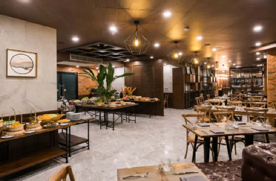 Acqua Hotel Отели рядом с достопримечательностью «Роял Гарден Плаза»