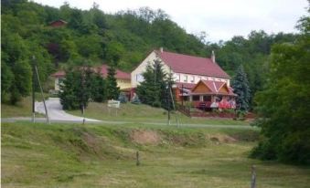 Fenyves Fogadó - Housity
