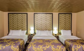 Aarya Hotel by Niagara Fashion Outlets - Housity