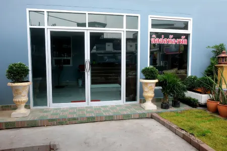 Banpong Center Place Отели рядом с достопримечательностью «Khao Takong Park Bureau of Monks»