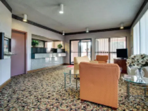 Econo Lodge Inn and Suites Các khách sạn ở Forest