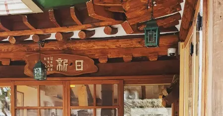 Hanok Moryeon Отели рядом с достопримечательностью «Hanbyeokdang Pavillion»