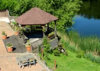 Inn on the Lake Hotels near Town Pier