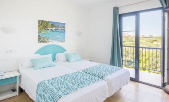 a white bedroom with two twin beds , one on the left side and the other on the right side of the room at Bimbolla Apartaments