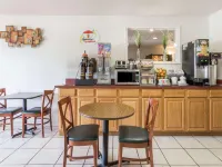 Super 8 by Wyndham Hampton Các khách sạn ở Hampton