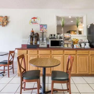 Super 8 by Wyndham Hampton