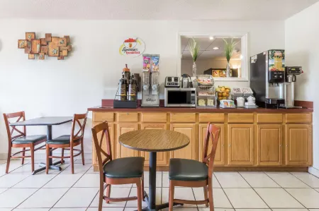 Super 8 by Wyndham Hampton