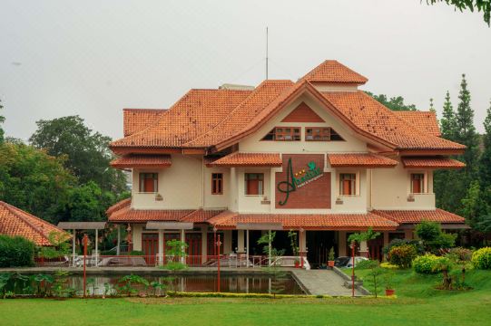 4. 아하디앗 호텔 ..