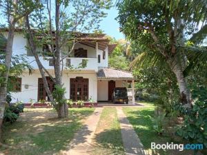 Charming 3-Bed Apartment in Weligama