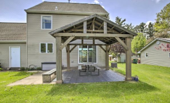Cozy Wisconsin Springs Home < 2 Mi to Dtwn! - Housity