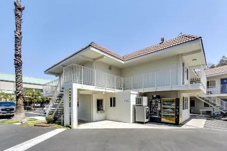 Motel 6 Campbell, CA - San Jose Отели рядом с достопримечательностью «Лос Гатос Крик Трейл»