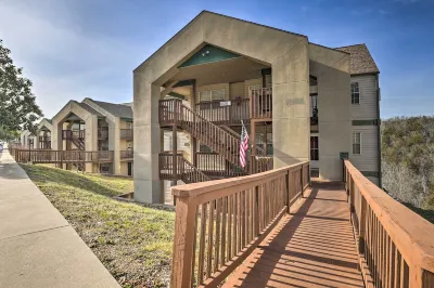 Lake Access & Pool: Branson Condo - 2 Mi to Marina Отели в г. Сансет Ков Тауншип