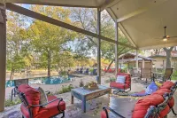 4-Season Boathouse, Hot Tub! Guadalupe River Oasis - parking
