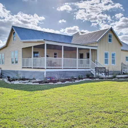 Hot Tub & Game Room: Schulenburg Retreat