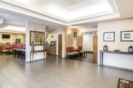 Comfort Inn & Suites DeLand - Near University Отели рядом с достопримечательностью «Мелчинг Филд эт Конрад Парк»