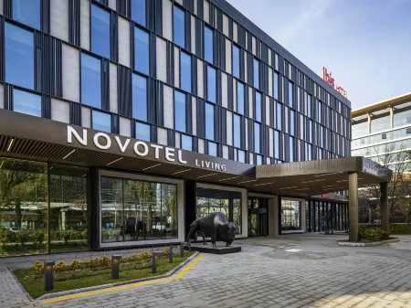Novotel Living Almaty Jetisu Отели рядом с достопримечательностью «Арбат»