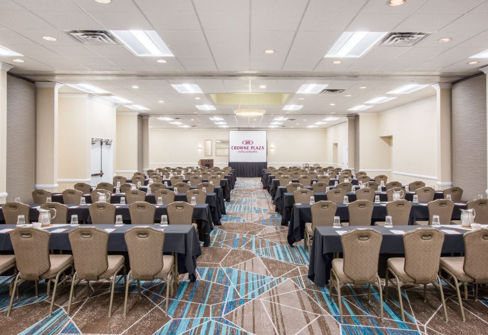 Crowne Plaza Portland - Lake Oswego Over view