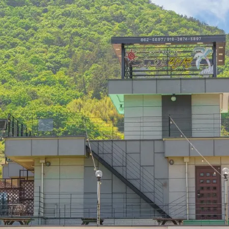 Namhae White Pension Отели рядом с достопримечательностью «Храм Пориам»