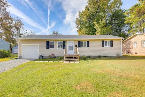 New Bern Abode w/ Yard ~ 2 Mi to Neuse River - Hot Tub