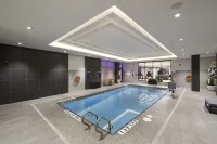 Bloom Mississauga, Tapestry Collection by Hilton - Swimmingpools