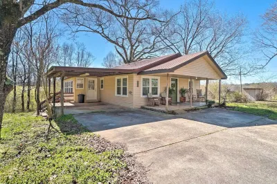 Wine Country Retreat w/ Fire Pit + Sunroom! Các khách sạn ở Lumpkin County