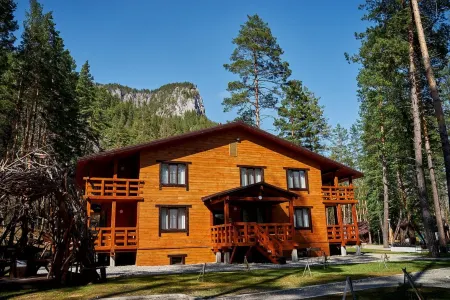 Алтай Парк-отель Подгорица Отели рядом с достопримечательностью «Дом Перевертыш»