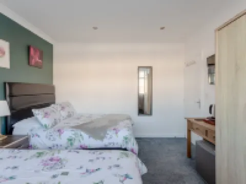 Apple House Wembley - Family Room with Shared Bathroom Hotels in Edgware