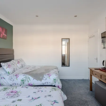 Apple House Wembley - Family Room with Shared Bathroom Отели в г. Эджвар