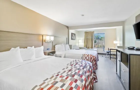 布拉格堡費耶特維爾紅頂套房酒店