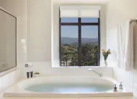 Juniper Hotel Cupertino, Curio Collection by Hilton - baignoire