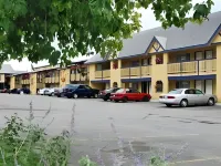 Econo Lodge Inn & Suites - parking