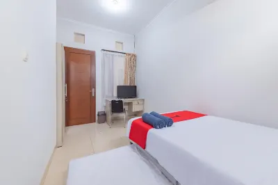 Reddoorz near Kiara Artha Park Hotel dekat Universitas Informatika Dan Bisnis Indonesia (UNIBI)
