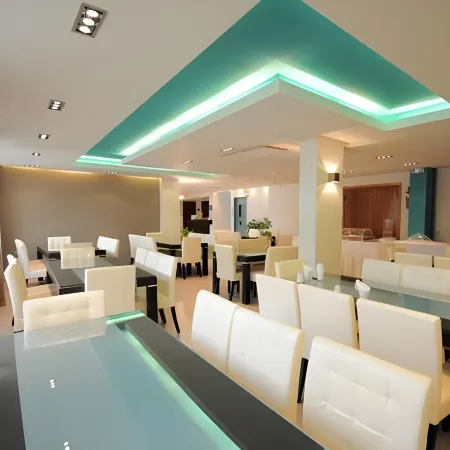 Saronis Hotel