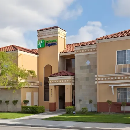 Holiday Inn Express & Suites SANTA CLARA by IHG Отели рядом с достопримечательностью «Сантана Роу»
