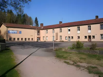 Alkoven Logi Hoteles cerca de Hembygdsgården Bäckaslätt