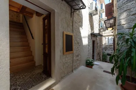 Apartments & Rooms Tiramola - Old Town Отели рядом с достопримечательностью «Central Square in Trogir»
