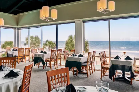 Oceanfront Litchfield Inn Отели в г. Джорджтаун Каунти