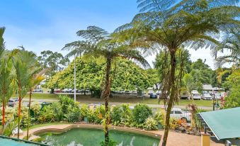 Cozy Waterfront - Free Parking Pool