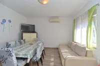 Spacious flat with pool just 300m from the beach