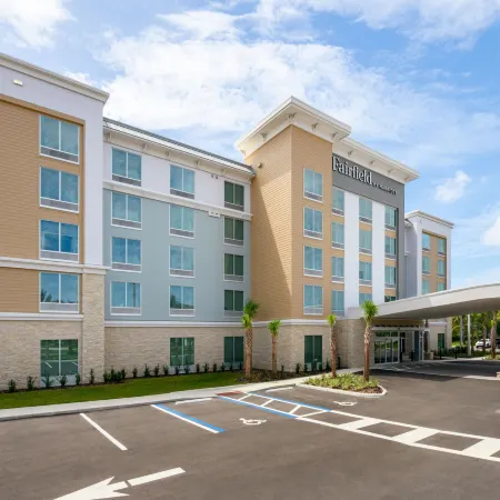 Fairfield Inn & Suites Orlando at Millenia Отели рядом с достопримечательностью «Стадион «Кэмпинг-Уорлд»»