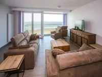 Bright Flat w Ocean Views