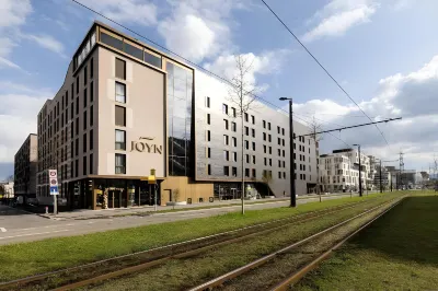 Radisson Hotel & Suites Zurich Hotels in der Nähe von Loyal Kosmetikstudio BAL