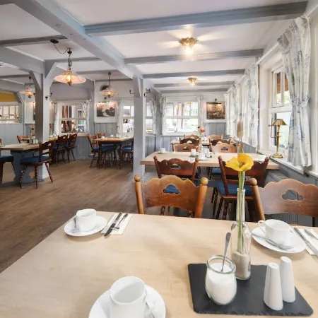 Kleinhuis Hotel Mellingburger Schleuse Отели рядом с достопримечательностью «Станция метро "Берне"»