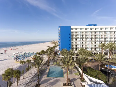 Hilton Clearwater Beach Resort & Spa Отели рядом с достопримечательностью «Клируотер Кантри Клаб»