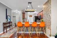 Luxurious home with golf course view, deck, grill, Peloton! King size bed.