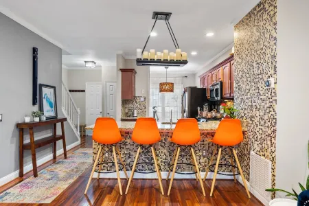 Luxurious home with golf course view, deck, grill, Peloton! King size bed.